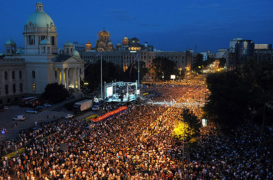 Dezenas de milhares de fãs recebem Djokovic em frente ao parlamento, em Belgrado