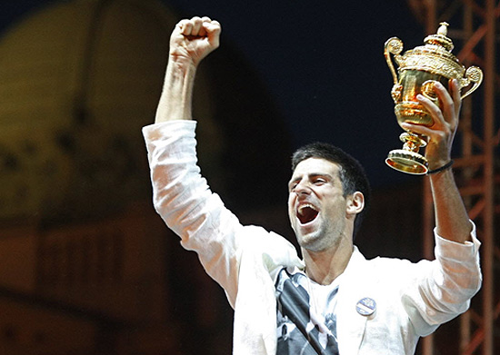 Novak Djokovic exibe o troféu de campeão em Wimbledon em Belgrado, na Sérvia
