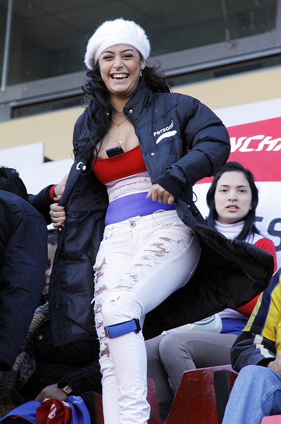 A modelo paraguaia Larissa Riquelme assiste ao empate com o Equador, em Santa F, no domingo