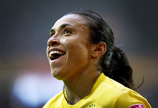 Marta sorri enquanto anda até o escanteio em jogo contra a Noruega
