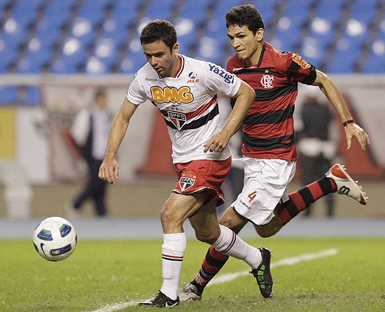 O lateral Juan (esq.) tenta uma jogada para o São Paulo durante partida contra o Flamengo
