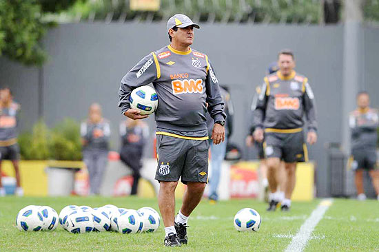 Muricy com a bola debaixo do brao observa treino do Santos