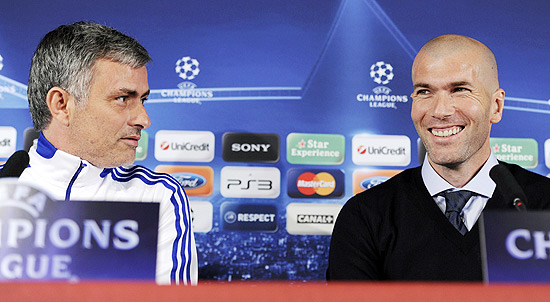 Zidane ( direita) durante entrevista coletiva com o treinador do Real Madrid, Jos Mourinho 