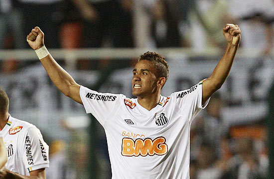 O volante Danilo festeja na final da Taa Libertadores no Pacaembu