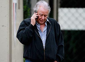Juvenal fala no telefone celular no CT do São Paulo