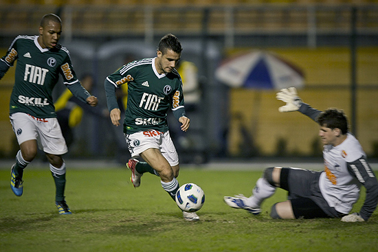 O atacante Maikon Leite (centro) dribla o goleiro Rafael para marcar o primeiro gol do Palmeiras sobre o Santos