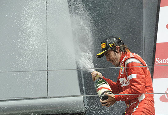 Alonso comemora primeira vitória da temporada no GP da Inglaterra; clique e veja fotos