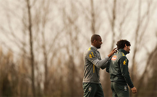 Maicon brinca com Alexandre Pato durante treino da seleção