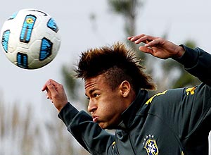 Neymar cabeceia a bola em treino da seleção