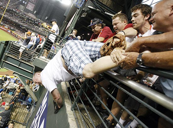 Keith Carmickle é agarrado e escapa de queda no estádio em Phoenix (EUA)
