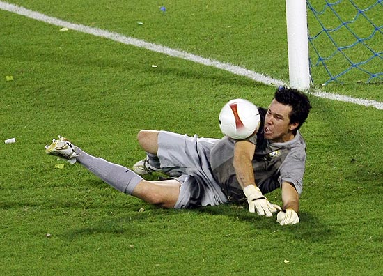 Doni defende pênalti cobrado por Lugano na semifinal da Copa América de 2007