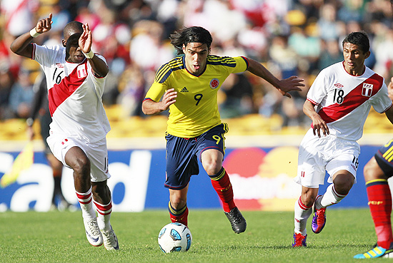 Falcao (centro), que perdeu pênalti no tempo regulamentar, tenta jogada observado por Advíncula (à esq.) e Chiroque