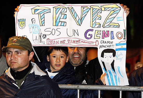 Torcedores argentinos mostram faixa com elogios ao atacante Tevez