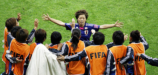 A japonesa Miyama comemora após marcar o primeiro gol de empate contra os EUA