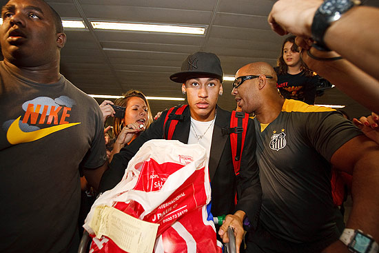 Neymar desembarca no aeroporto de Guarulhos depois de participar da Copa América com o Brasil