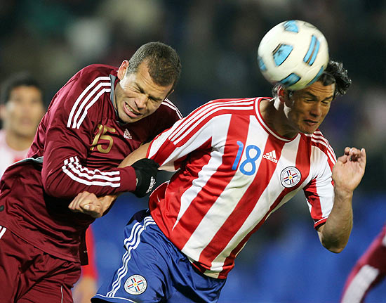 Moreno (esq.), da Venezuela, e Valdez, do Paraguai, disputam bola durante a partida