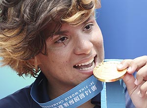 Ana Marcela morde a medalha de ouro no Mundial de Xangai, em 2011