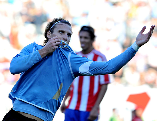 Diego Forlan festeja o segundo gol do Uruguai na partida contra o Paraguai