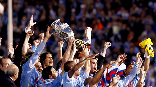 Jogadores do Uruguai fazem a festa com o trofu da Copa Amrica