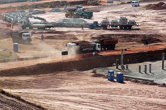 Operários trabalham na construção do Itaquerão; clique na imagem e veja galeria de fotos
