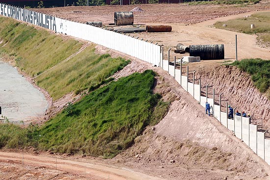 Muro é erguido no Itaquerão
