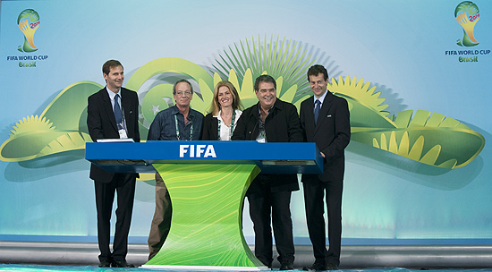 David Ausseil, Luiz Gleiser, Joana Havelange, Aloysio Legey, e Nicholas Mangot, posam para foto antes do sorteio dos grupos da Copa do Mundo de 2014