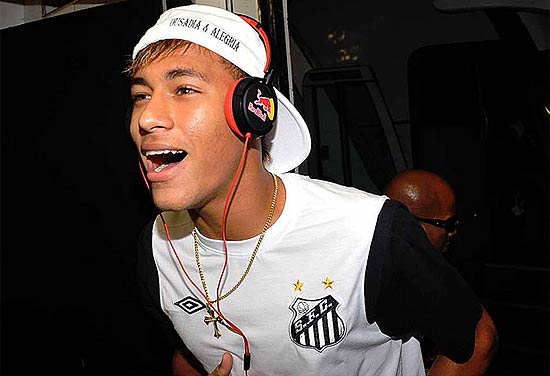 O atacante Neymar ouve música antes de uma partida do Santos no Campeonato Brasileiro