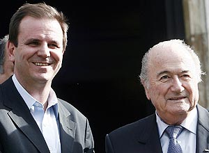 Paes posa ao lado de Blatter, presidente da Fifa