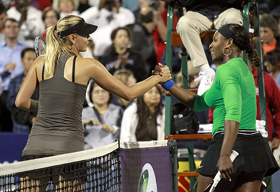 Maria Sharapova (esq.) e Serena Williams vão se enfrentar novamente durante o Gillette Federer Tour 