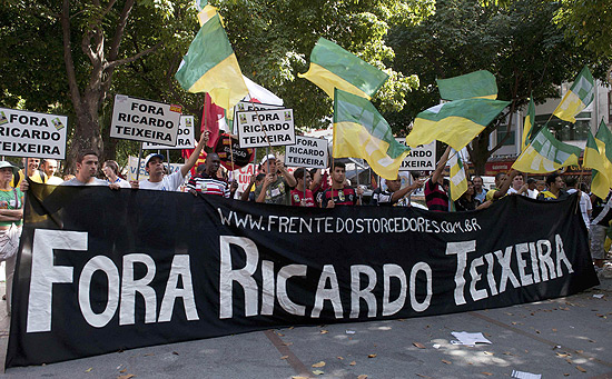 Manifestantes durante passeata contra Ricardo Teixeira e os gastos públicos para a Copa na zona sul do Rio