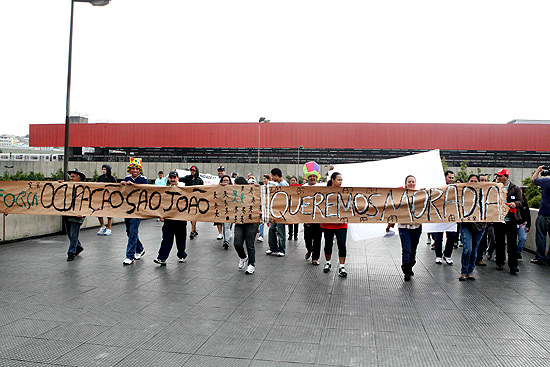 Grupo de pessoas protesta em Itaquera contra o uso de dinheiro pblico na Copa-2014