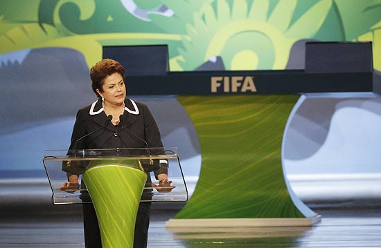 A presidente Dilma Rousseff durante o sorteio das eliminatórias da Copa do Mundo-2014