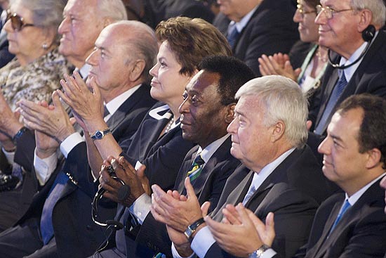 Da esquerda para a direita: João Havelange, Joseph Blatter, Dilma Rousser, Pelé, Ricardo Teixeira e Sérgio Cabral