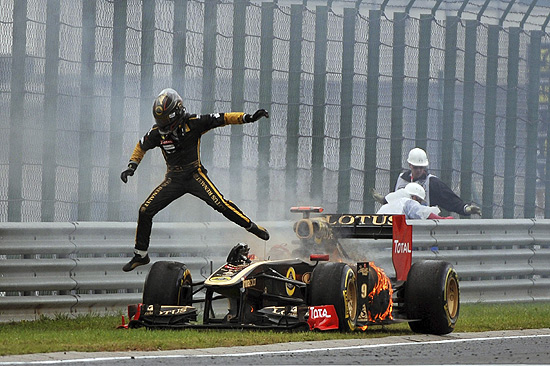 Nick Heidfeld salta de sua Renault depois do carro pegar fogo; clique na imagem e veja galeria
