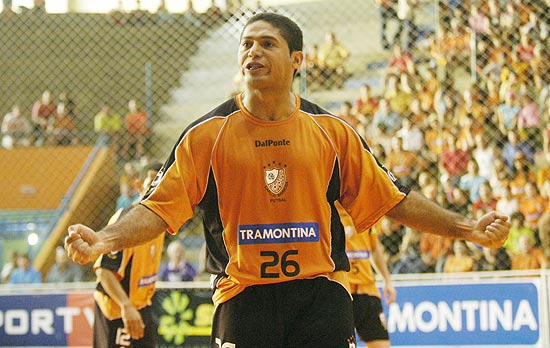 O jogador Emerson Rodrigues Rocha, o Messinho, em imagem de arquivo de 2005; atleta morreu aos 38 anos