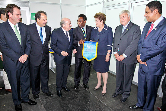 Dilma Roussef posa para foto com Eduardo Paes, Sérgio Cabral, Joseph Blatter, Pelé, Ricardo Teixeira e Orlando Silva; clique na foto e veja galeria