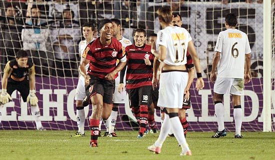 Ronaldinho comemora gol do Flamengo sobre o Santos observado pelo santista Neymar (11)