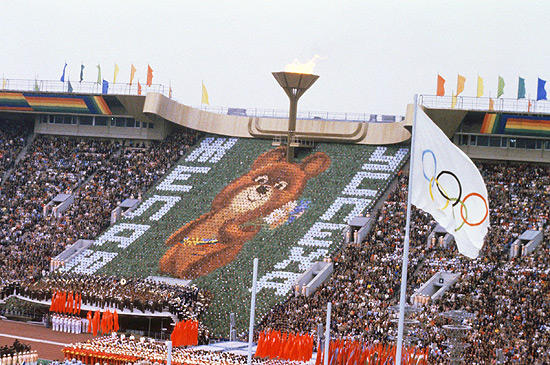 O ursinho Misha é exibido na cerimônia de abertura dos Jogos Olímpicos de Moscou, em 1980