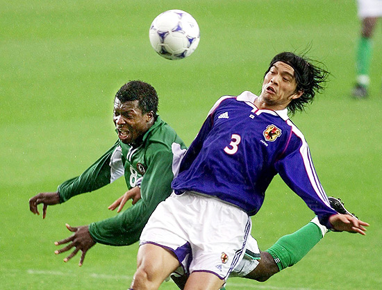 Naoki Matsuda (dir.) disputa bola em jogo contra a Nigéria na Copa do Mundo-2002