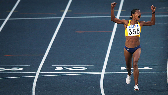 Simone Alves da Silva comemora a vitória e o novo recorde sul-americano dos 10.000 metros no Troféu Brasil de Atletismo, no estádio Ícaro de Castro Melo, no Ibirapuera