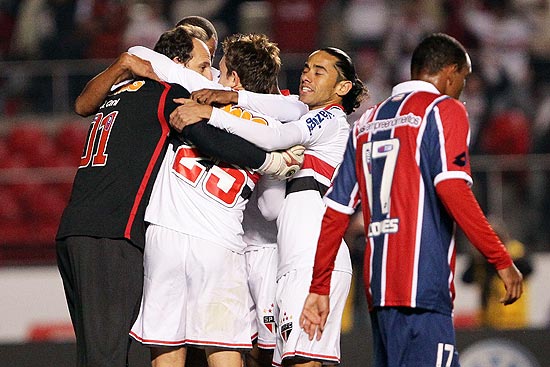 Rogrio (esq.) comemora com jogadores do So Paulo o primeiro gol sobre o Bahia, no Morumbi