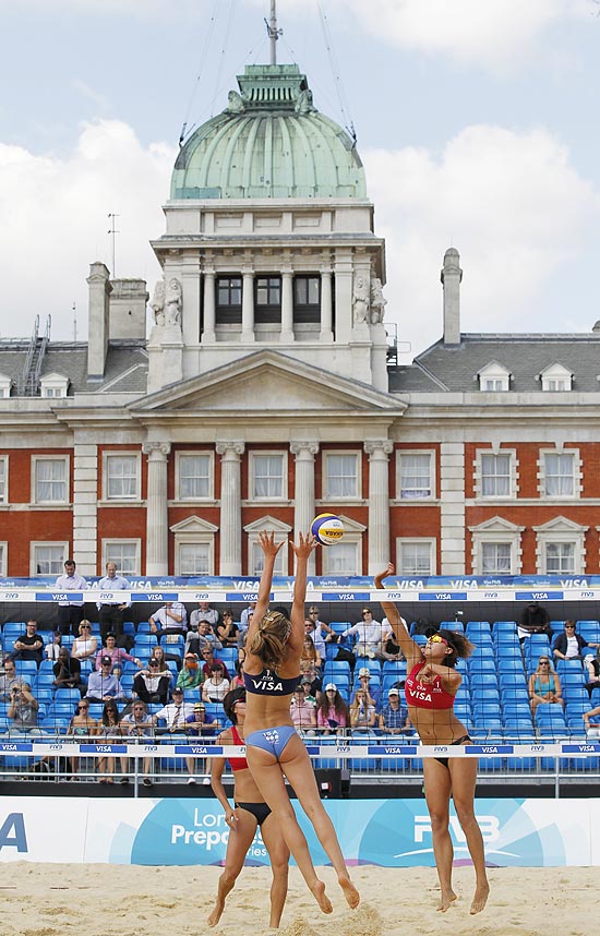 Torneio de vlei de praia na Horse Guards Parade, um dos cartes-postais de Londres, nesta tera-feira