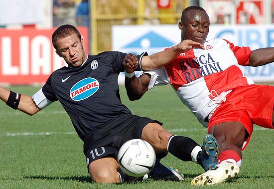 Barusso divide lance com o meia italiano Alessandro Del Piero, da Juventus, quando defendia o Rimini