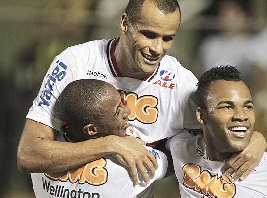 Rivaldo (centro) comemora seu gol contra o Cear com Wellington e Fernandinho 