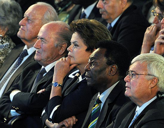 Dilma entre Blatter (à esq.) e Pelé (dir.) durante sorteio das Elimanatórias da Copa
