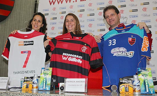 A presidente do Flamengo, Patrícia Amorim (centro), mostra a camisa número 1 com o novo patrocinador