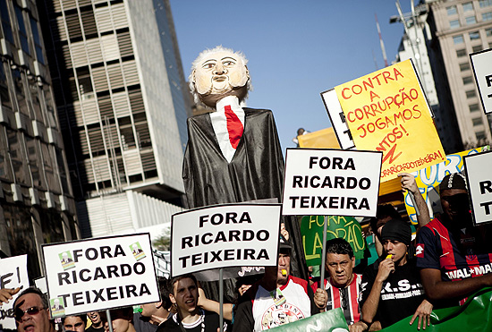 Torcedores protestam contra Ricardo Teixeira na avenida Paulista, em São Paulo