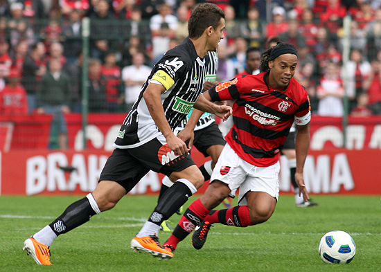 Ronaldinho Gaúcho, meia-atacante do Flamengo, disputa bola com o zagueiro João Paulo, doi Figueirense