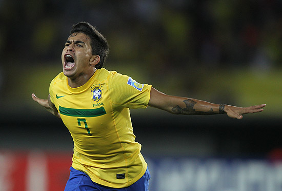 O meia brasileiro Dudu comemora o segundo gol brasileiro na semifinal ante a Espanha