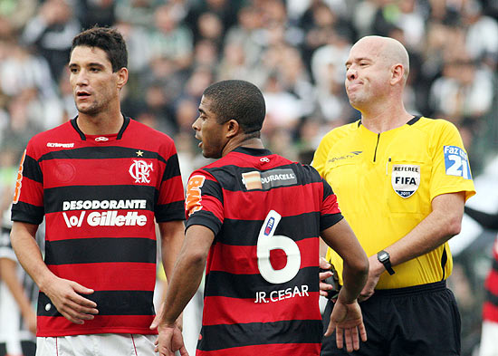 O árbitro Heber Roberto Lopes (dir.) observa lance de Junior Cesar (camisa 6) e Thiago Neves